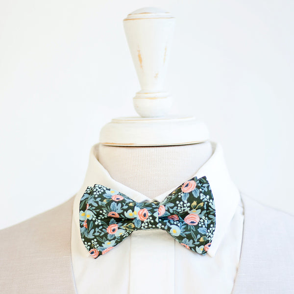 Men's Pre-Tied Bow Tie / Rosa In Forest
