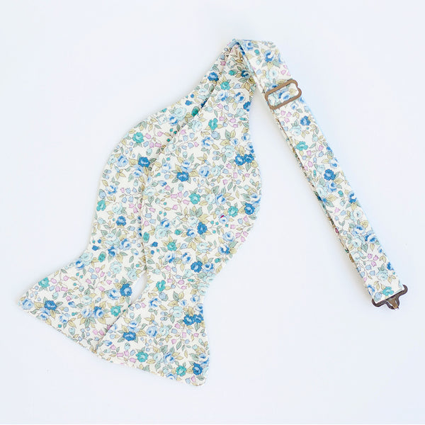 Men's Freestyle Self-Tie Bow Tie / Blossoms In Blue