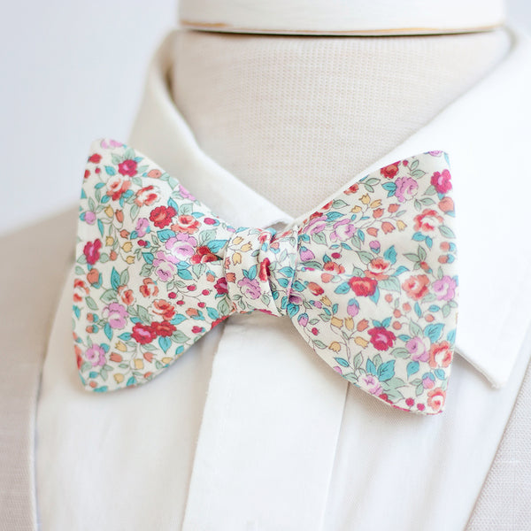 Men's Necktie / Blossoms In Red