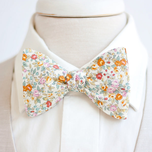 Men's Freestyle Self-Tie Bow Tie / Blossoms In Yellow