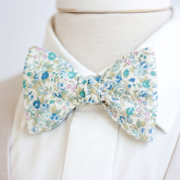 Men's Necktie / Blossoms In Blue