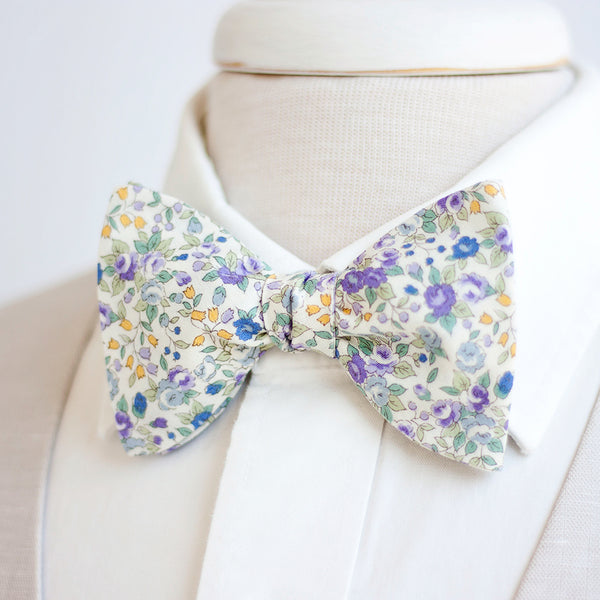 Men's Necktie / Blossoms In Purple