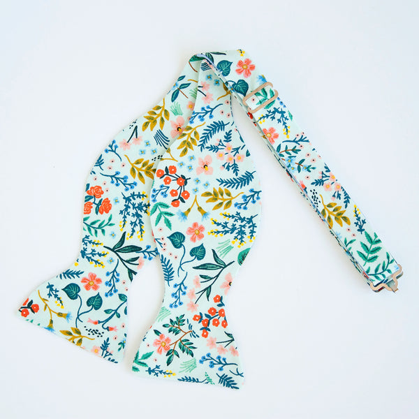 Men's Freestyle Self-Tie Bow Tie / Mint Metallic Floral